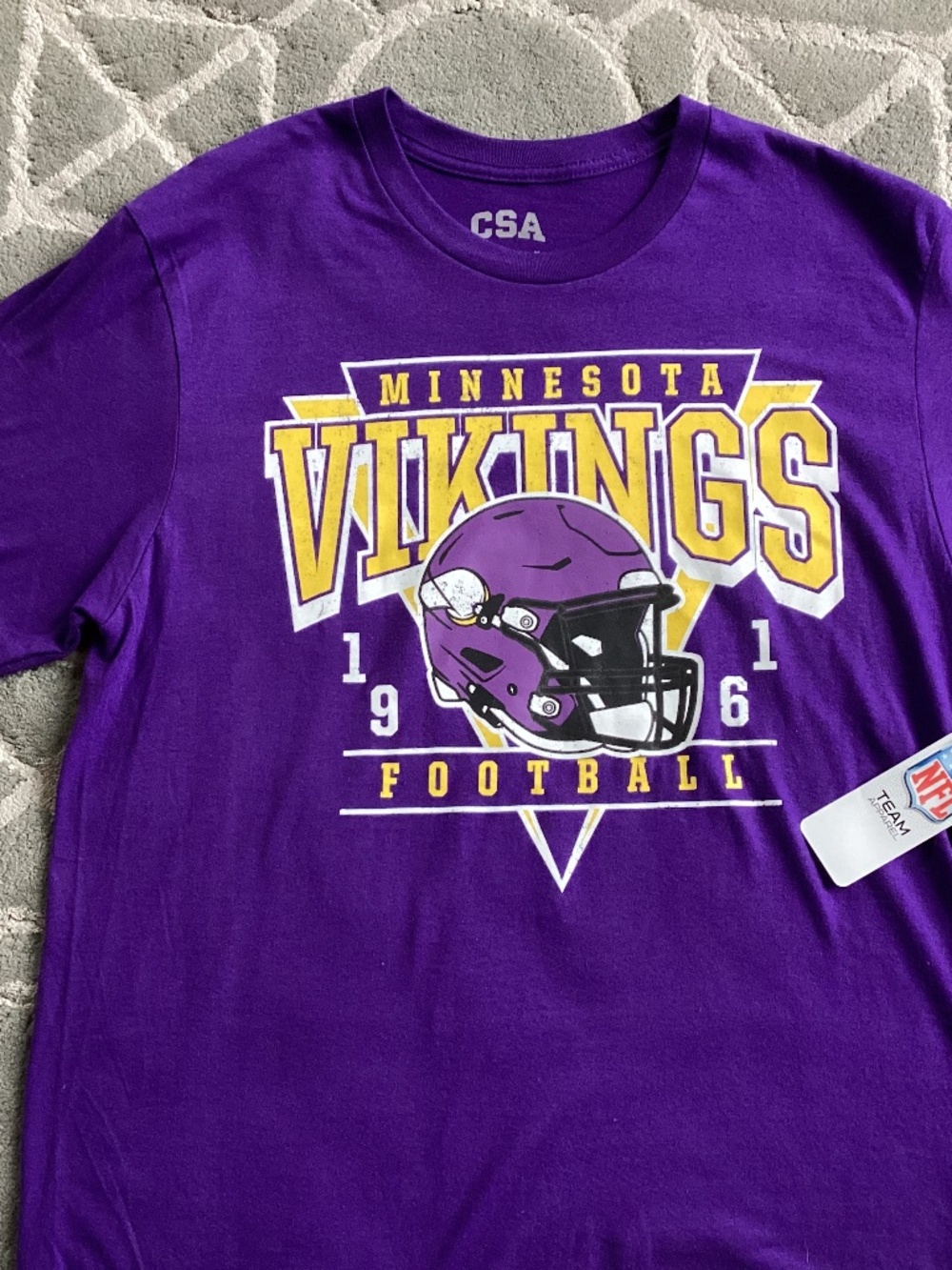 Minnesota Vikings NFL purple size medium adult t-shirt